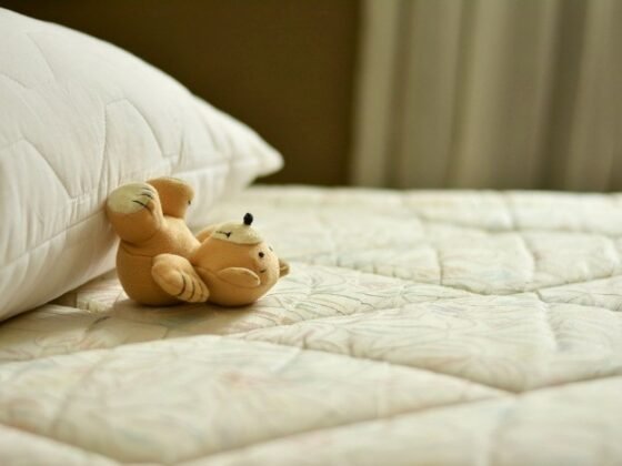 Featured of 7 Ideas to Make Your Small Bedroom Look Bigger