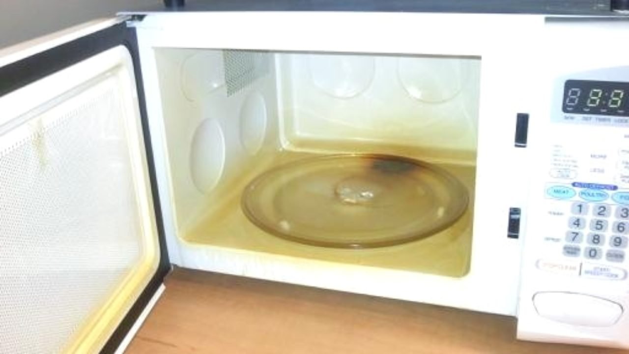 How to Clean Microwave With Lemon and Baking Soda