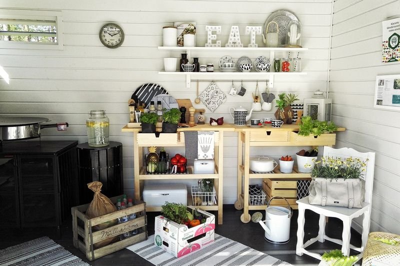 Make Use of Flowers Make Use of Flowers - 5 Tips for Creating a Beautiful Kitchen Space