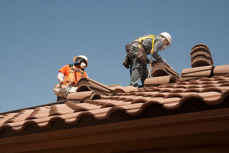 A Complete Guide to Ease Up Selection Procedure of Roofing Contractors