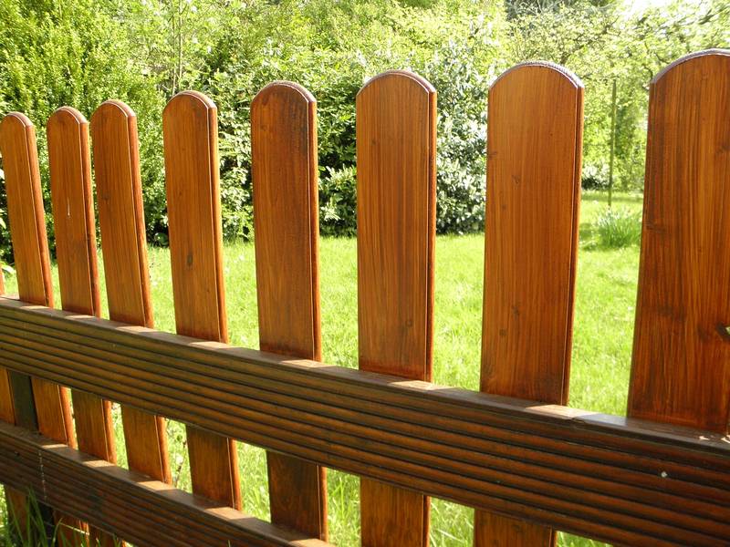 Featured of How to Stain and Brighten Your Wooden Fence
