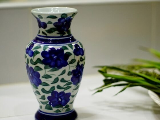 Featured image - What Are the Differences Between Porcelain and Stoneware