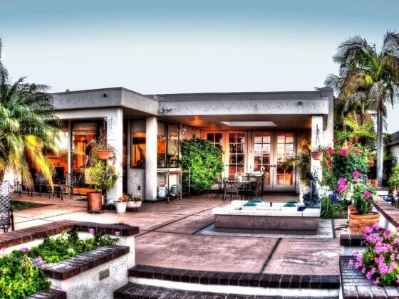 Featured image - Holiday Home Exterior Decorating Ideas