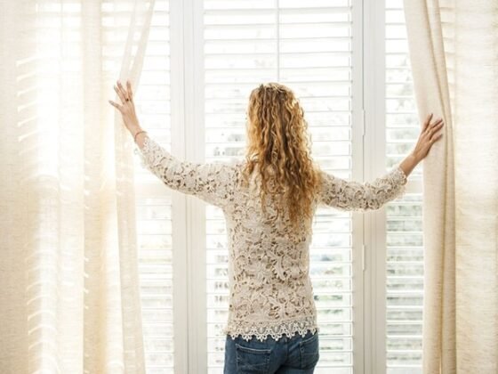 Featured image - Curtains vs. Blinds | Which is Better for Your Living Room