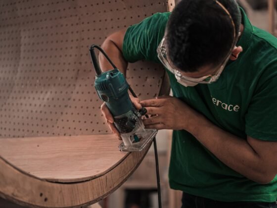 Featured image - How to Use a Handheld Wood Router