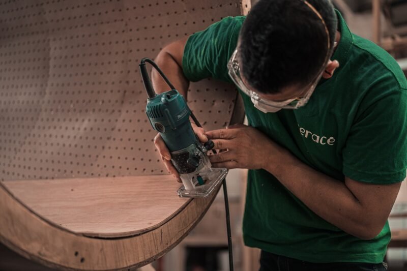 Inside A Handheld Router How to Use a Handheld Wood Router