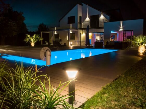 Featured image - 5 Beautiful Backyard Pool Ideas to Consider for Your Backyard