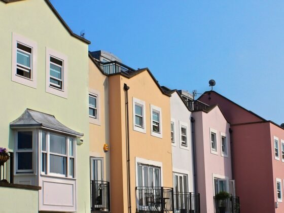 featured image - 4 Main Differences Between a Townhouse vs a Condo