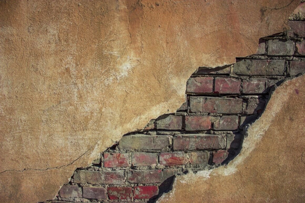 featured image - This Is How to Fix a Cracked Brick Wall