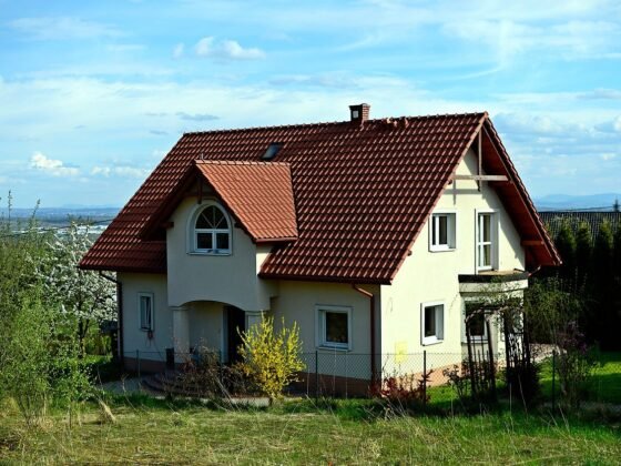 featured image - 5 Roof Styles to Match Your Unique Siding