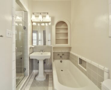 featured image - 9 Tips to Turn Your Bathroom into a Place of Luxury