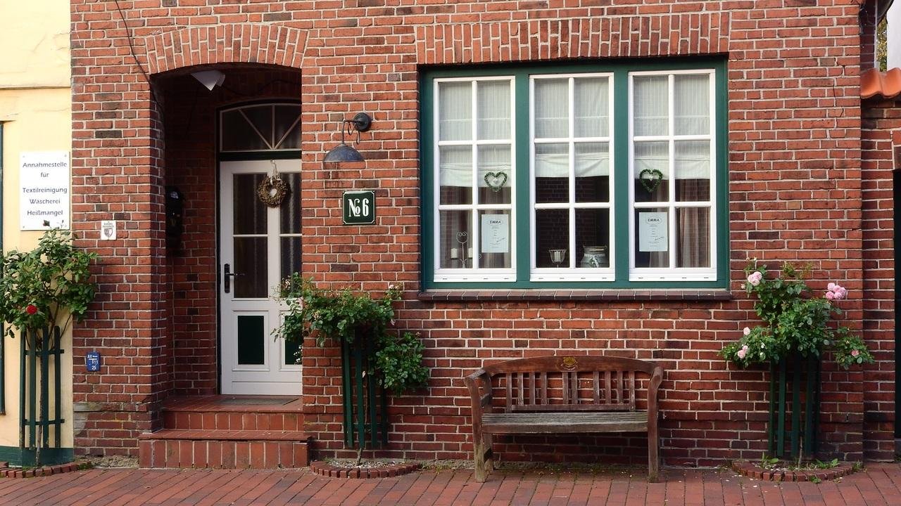 3 Tips on How to Brighten a Brick House image - 3 Tips on How to Brighten a Brick House