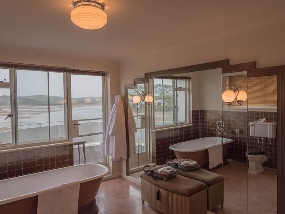 featured image - 4 Things to Know Before Replacing a Bathtub