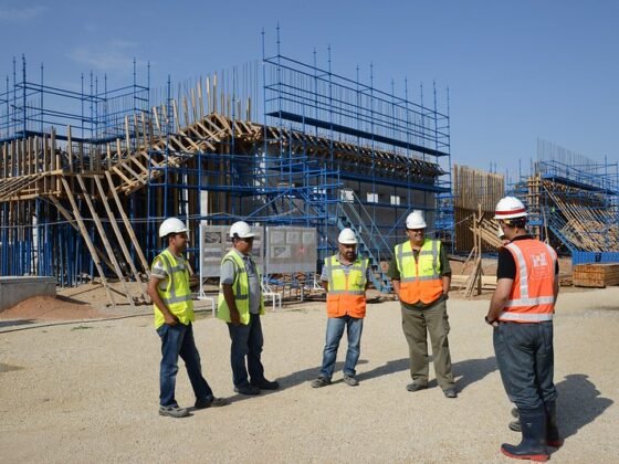 featured image - Choosing the Right Construction Company