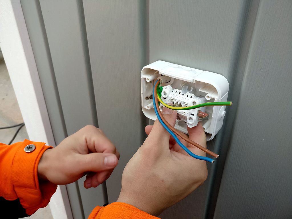 Featured image - When to DIY & When to Call an Electrician