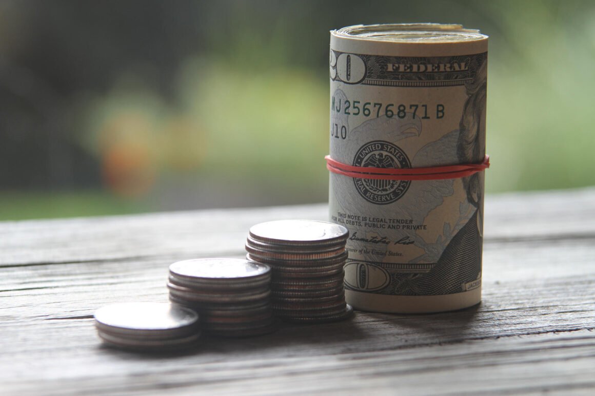 featured image - Who Pays Closing Costs When Selling a House