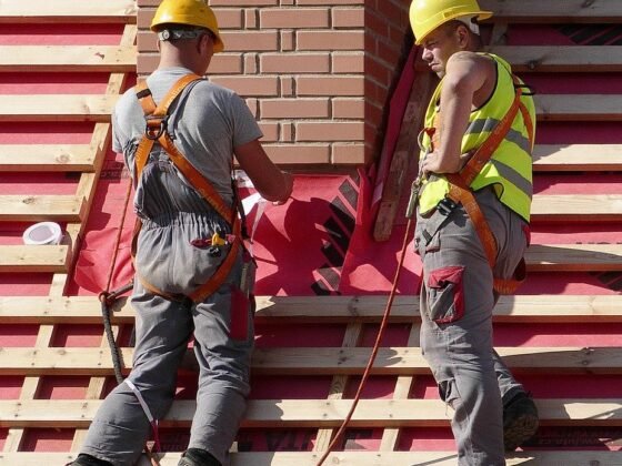 featured image - Why Hiring Roofers Through Online Is Best