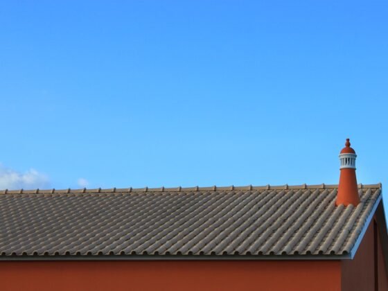 featured image - 4 Roof Cleaning Tips for Shiny Shingles