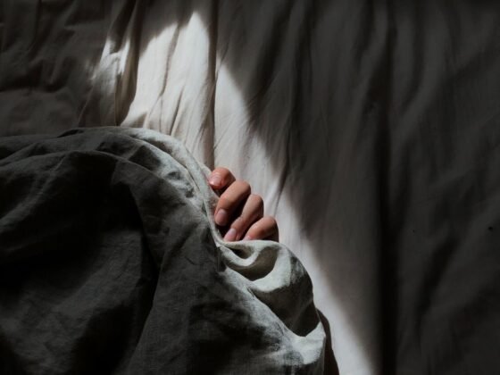 featured image - 6 Things to Consider When Choosing Bed Sheets for A Good Night’s Sleep