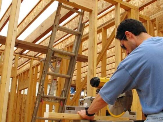 featured image - DeWalt DW718 Compound Miter Saw Review