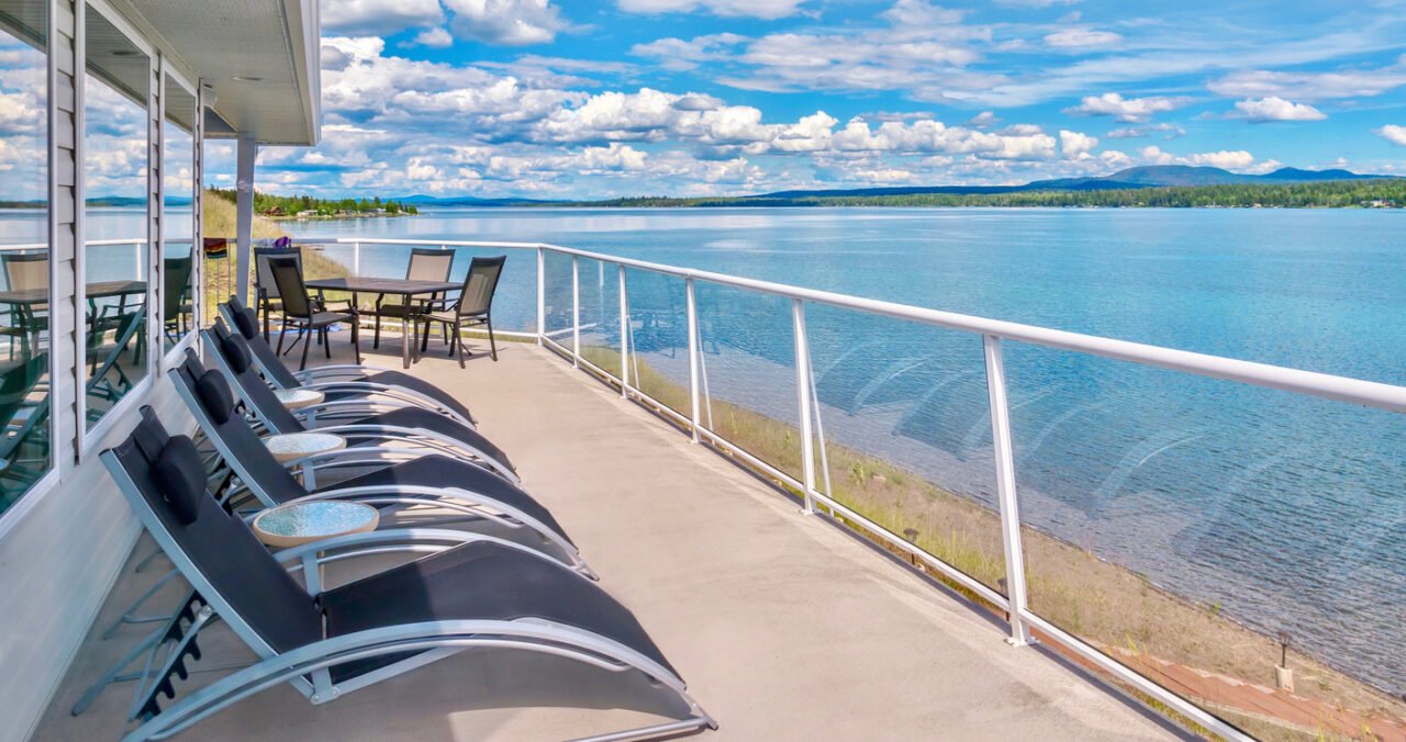 The Pros and Cons of Glass Deck Railing