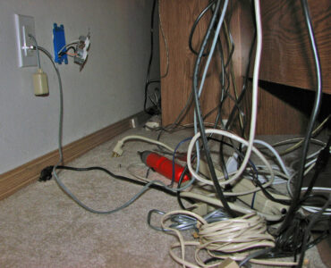 featured image - 5 Warning Signs That Your Home Has an Electrical Problem