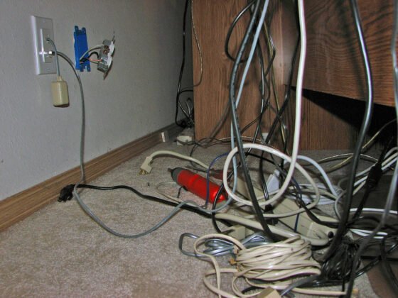 featured image - 5 Warning Signs That Your Home Has an Electrical Problem