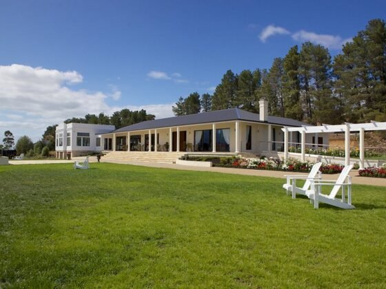 featured image - Buy Turf in Sydney From Professional Landscapers - Ensures Attractive Lawns