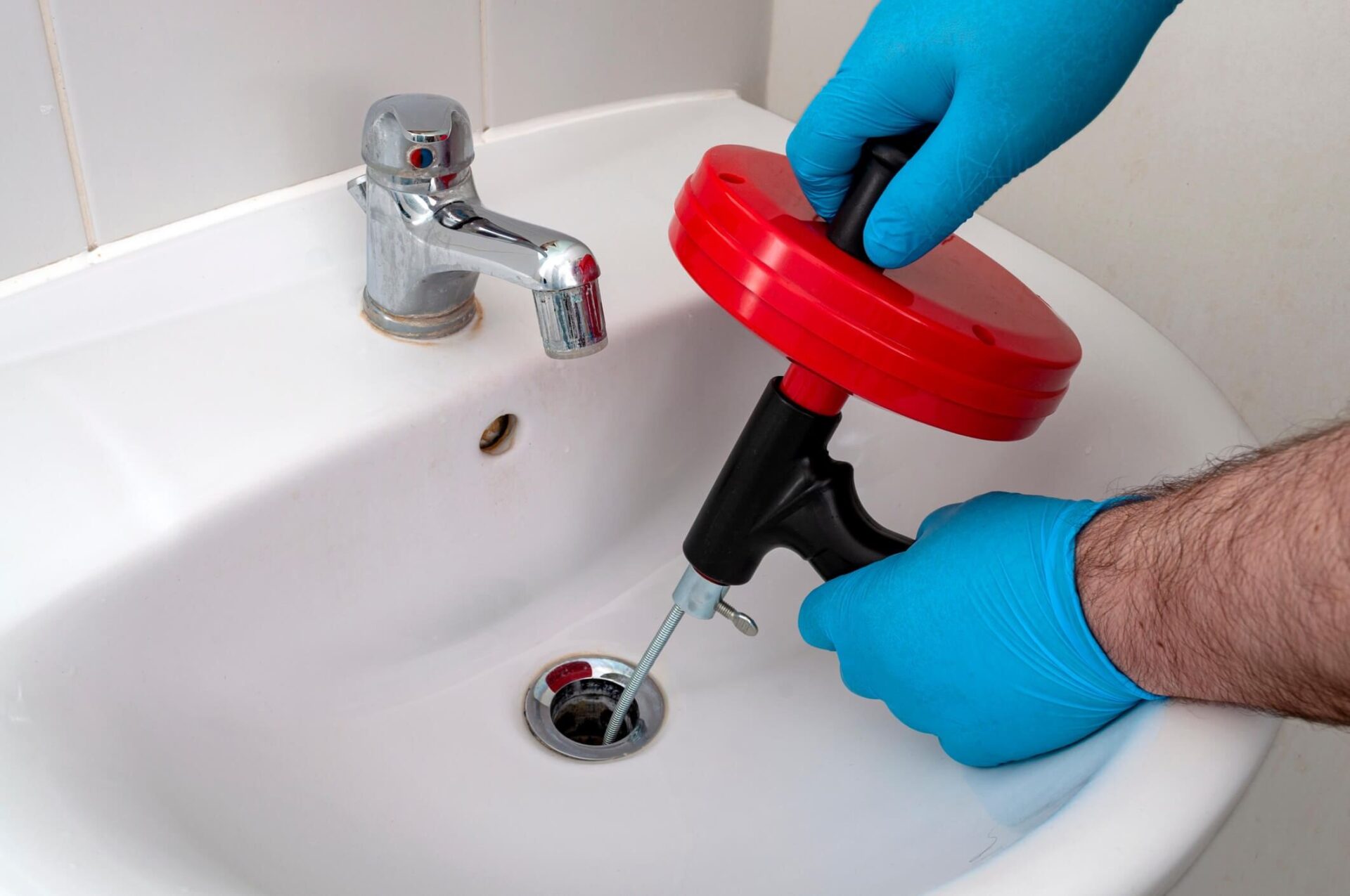 featured image - Top Ways to Deal with Drains Clogged with Hair