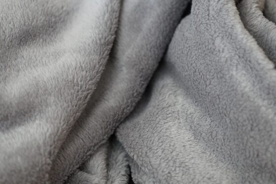 featured iamge - A Complete Buying Guide of Fluffy Blankets