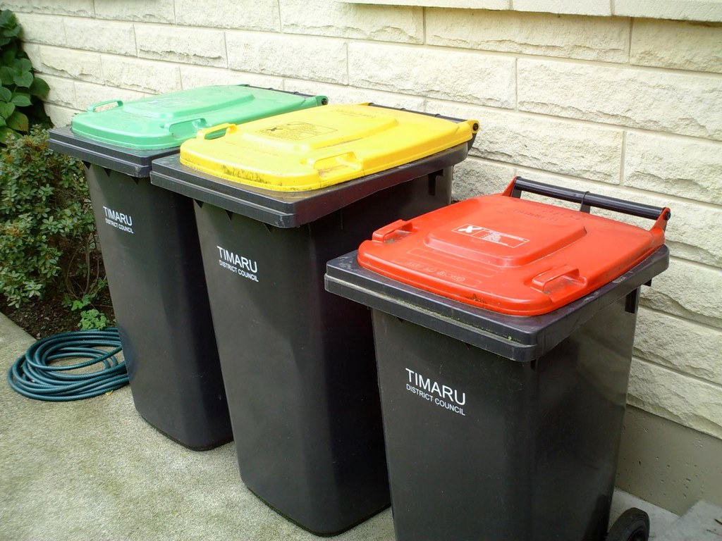 featured image - Top 5 Reasons Why to Hire Professional Rubbish Removal Experts in 2021