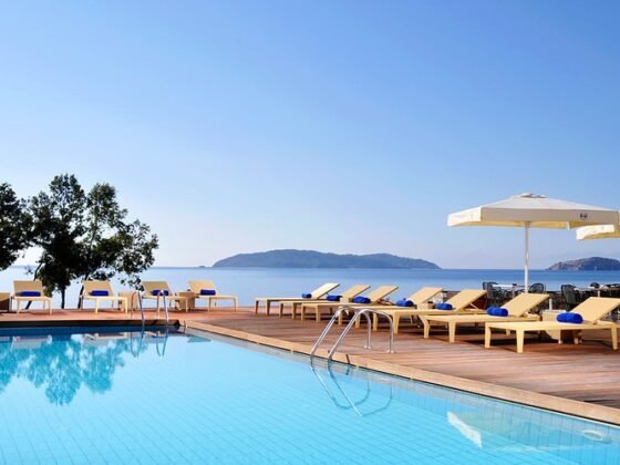 featured image - Top 5 Benefits of Salt Water Pool