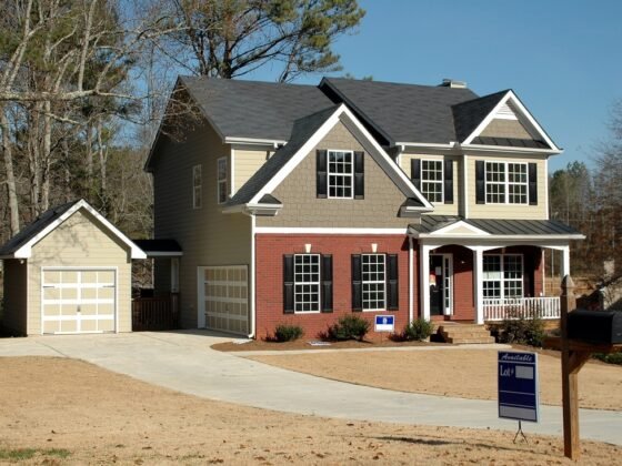 featured image - House for Sale Tips - 5 Ways to Get Buyers Interested