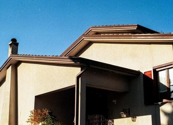 featured image - How to Choose the Right Eavestrough for Your Home?