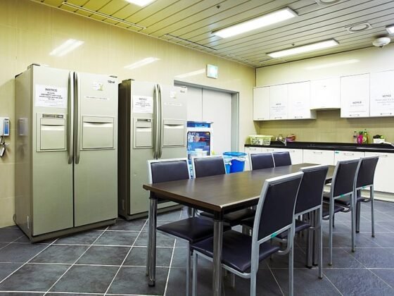 featured image - College Kitchen Dorm Essentials: Kitchen Items for Dorm Life