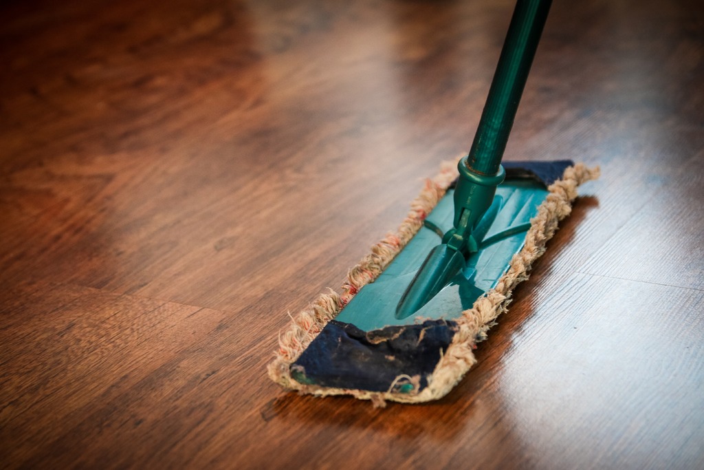 featured image - 6 Steps to Clean Hardwood Flooring