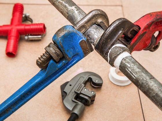 featured image - 8 Reasons to Call Plumbing Contractors