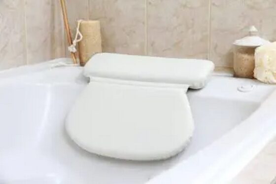featured image - A Guide on How to Use a Bath Pillows for Tub Neck and Back Support When Sleeping