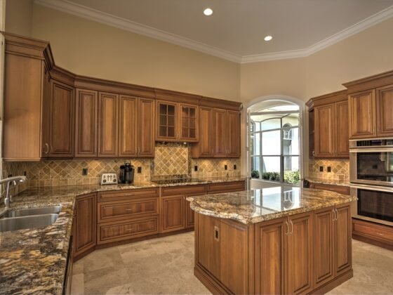 featured image - 5 Pros of Using Granite Countertops Vs. Quartz