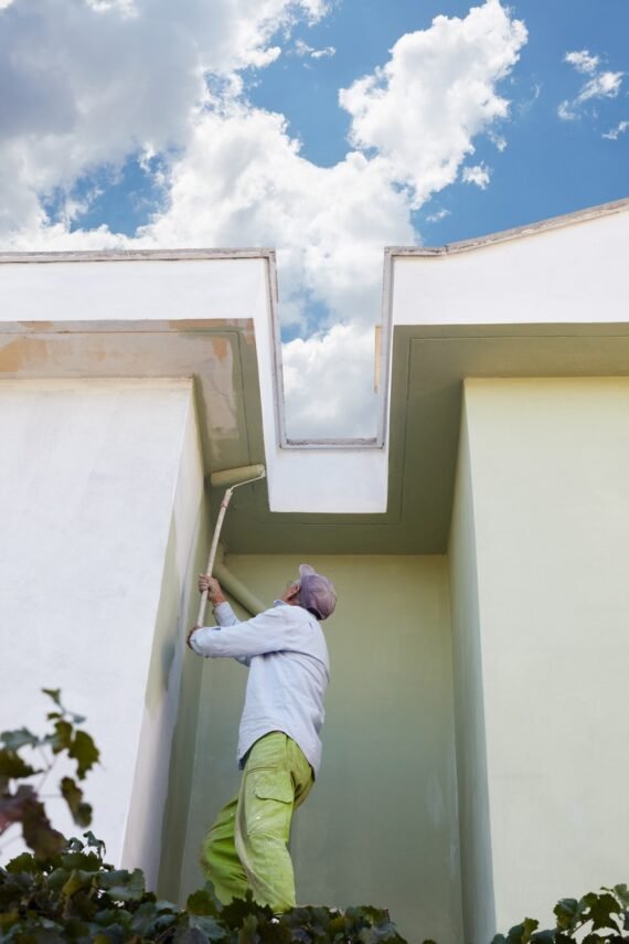 Should You Roller or Spray Your Stucco Paint?