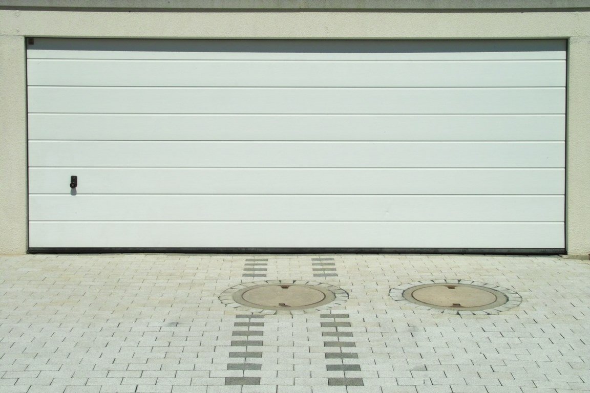 6 Common Garage Door Materials for Your House image - 6 Common Garage Door Materials for Your House