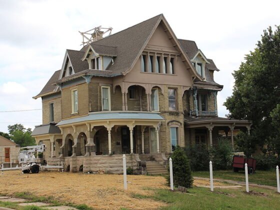 featured image - How to Hire Custom Home Builders Everything You Need to Know