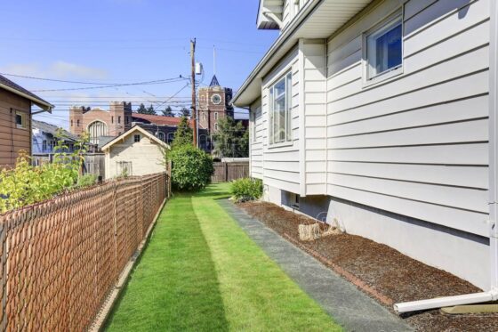 featured image - How to Makeover a Narrow Side Yard