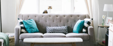 featured image - Learn How to Arrange Pillows on a Couch with These Tips