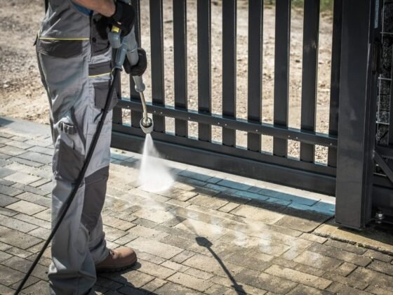 featured image - 4 Tips for Hiring a Pressure Washing Service