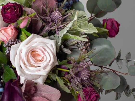 featured image - 4 ways to Make Beautiful Flower Arrangements for Your Home