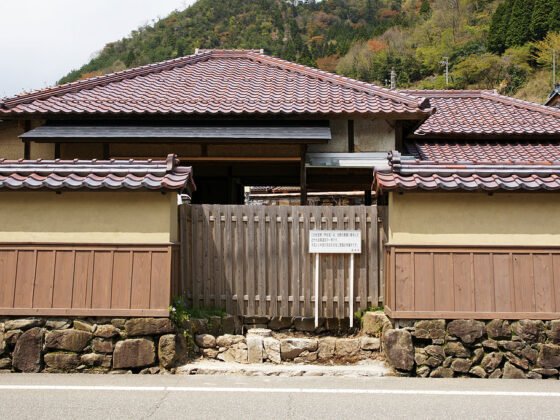 featured image - How to Choose a Roofing Company The Complete Guide for Homeowners