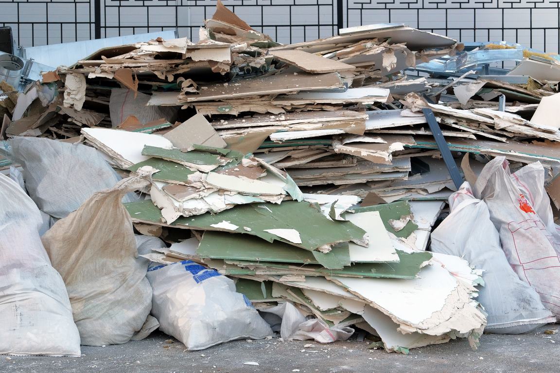 featured image - 4 Ways to Deal with Home Construction Waste