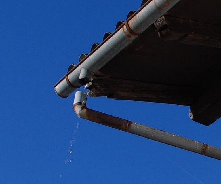 How to Tell If Water Is Leaking Behind Gutter