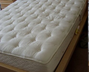 featured image - 4 Advantages of Pillow Top Mattresses